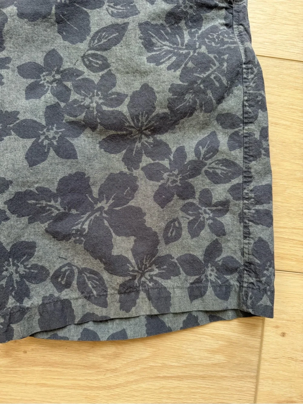 Banana Republic men’s size 34 gray navy tropical flower print chino style shorts